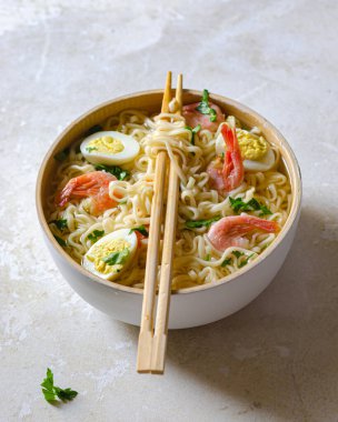 Yumurta ve karidesli bir tabak lezzetli ramen. Baharatlı Asya mutfağı. Yürekli bir yemek için harika bir fikir.
