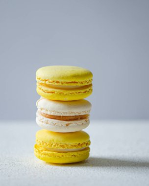 Sarı ve beyaz badem kurabiyeleri. Badem unundan yapılmış hafif ve lezzetli bir tatlı. Narin tatlılık.