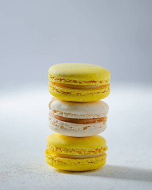 Sarı ve beyaz badem kurabiyeleri. Badem unundan yapılmış hafif ve lezzetli bir tatlı. Narin tatlılık.