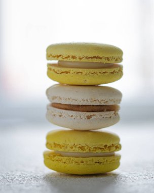 Sarı ve beyaz badem kurabiyeleri. Badem unundan yapılmış hafif ve lezzetli bir tatlı. Narin tatlılık.