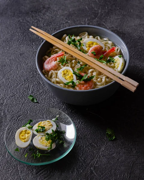 卵とエビのおいしいラーメンのプレート スパイシーなアジア料理 心のこもった昼食のための素晴らしいアイデア — ストック写真