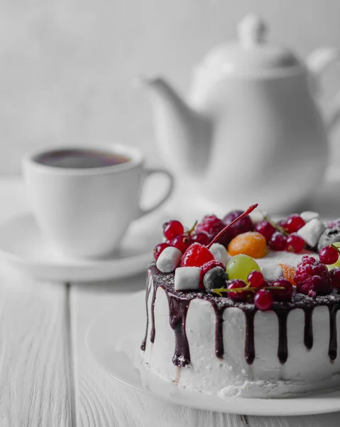 Süti Csokoládéval Friss Bogyókkal Finom Desszert Fehér Habbal — Stock Fotó