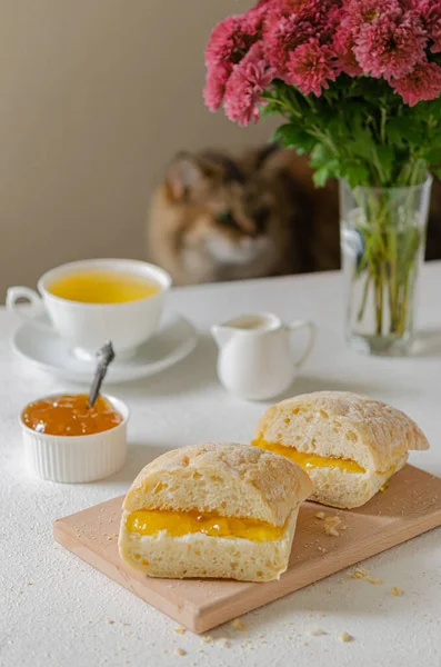 Petit Déjeuner Ensoleillé Pain Grillé Avec Confiture Orange Thé Aliments — Photo