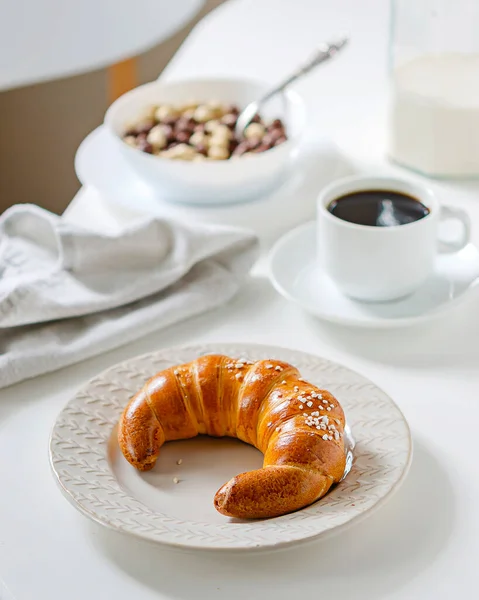 Gustoso Bagel Croissant Tavolo Bianco Con Colazione Servita Una Bella — Foto Stock