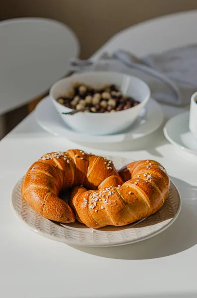 Bagel Apetitoso Croissant Uma Mesa Branca Com Café Manhã Servido — Fotografia de Stock