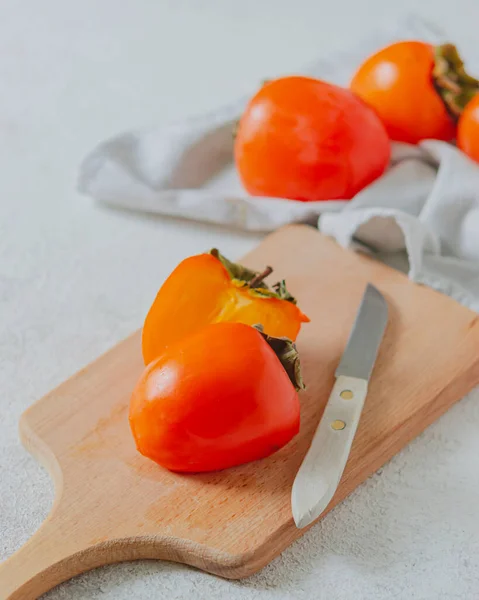 Rijp Sappige Sinaasappel Persimmon Een Houten Plank Witte Tafel — Stockfoto