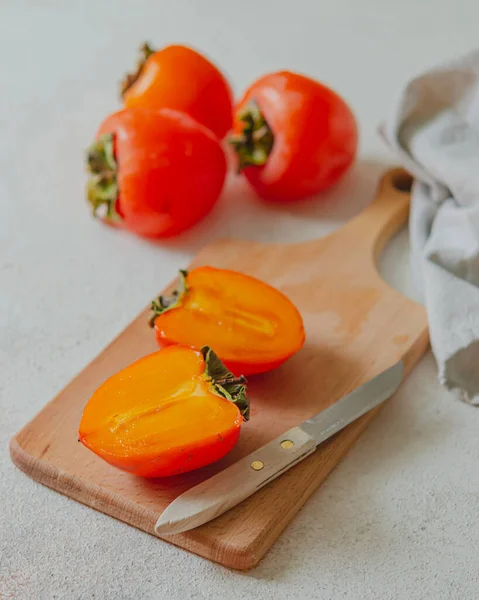 Rijp Sappige Sinaasappel Persimmon Een Houten Plank Witte Tafel — Stockfoto