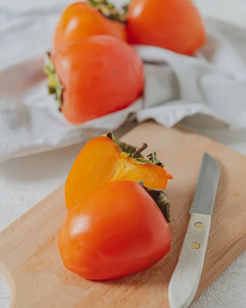 Rijp Sappige Sinaasappel Persimmon Een Houten Plank Witte Tafel — Stockfoto