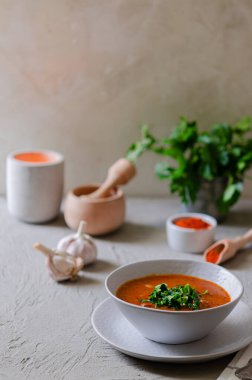 İştah açıcı kırmızı biber çorbası - bograch. Ulusal Macar mutfağı. Lezzetli ve doyurucu bir yemek. Memleket (kırsal) mutfağı