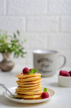 Lezzetli, tüylü, altın krepler. Güneşli bir yaz kahvaltısı için harika bir fikir. Çocuklar için harika bir ziyafet. Geleneksel kahvaltı.