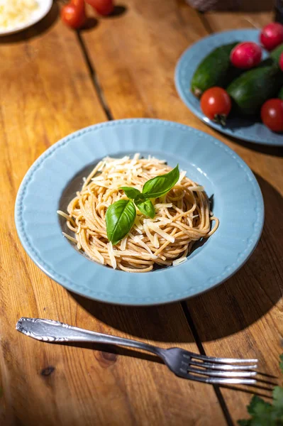 Köstliche Spaghetti Einem Blauen Teller Hausgemachtes Gesundes Slow Food Familientraditionen — Stockfoto