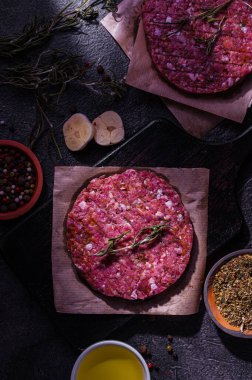 Esmer arka planda baharatlı çiğ domuz eti pirzolası. Yarı bitmiş ürünlerin ev yapımı. Basit yemek..