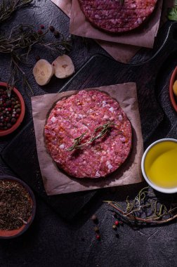 Esmer arka planda baharatlı çiğ domuz eti pirzolası. Yarı bitmiş ürünlerin ev yapımı. Basit yemek..