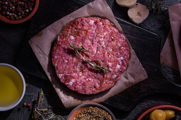 Esmer arka planda baharatlı çiğ domuz eti pirzolası. Yarı bitmiş ürünlerin ev yapımı. Basit yemek..