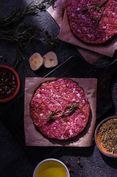 Esmer arka planda baharatlı çiğ domuz eti pirzolası. Yarı bitmiş ürünlerin ev yapımı. Basit yemek..