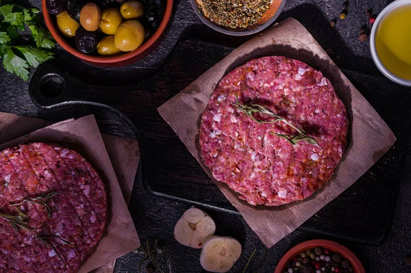 Esmer arka planda baharatlı çiğ domuz eti pirzolası. Yarı bitmiş ürünlerin ev yapımı. Basit yemek..
