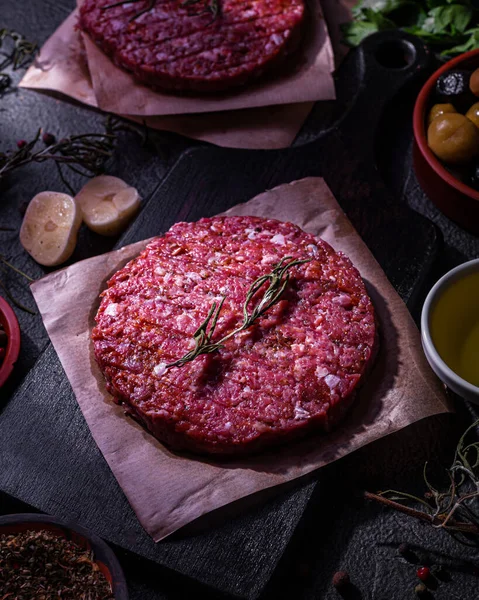Esmer arka planda baharatlı çiğ domuz eti pirzolası. Yarı bitmiş ürünlerin ev yapımı. Basit yemek..