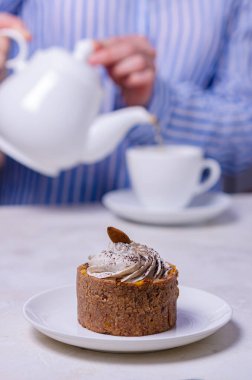 Kibar kremalı ve fındıklı kek. Ev yapımı çay partisi. Lezzetli ev yapımı tatlılar