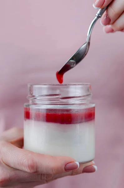 Vaso Panna Cotta Proteica Marmellata Fragole Una Donna Sta Mangiando — Foto Stock