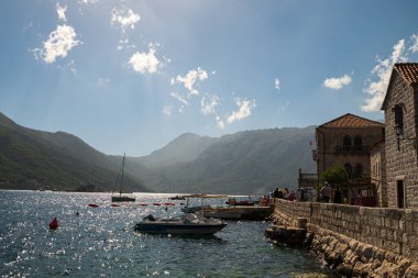 Boka-Kotor Körfezi, Perast şehri, Karadağ. Adriyatik. Dağlar ve denizle çevrili güzel eski bir kasaba. Yaz Avrupa tatil beldesi. 