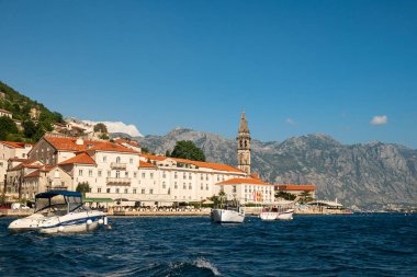 Boka-Kotor Körfezi, Perast şehri, Karadağ. Adriyatik. Dağlar ve denizle çevrili güzel eski bir kasaba. Yaz Avrupa tatil beldesi. 
