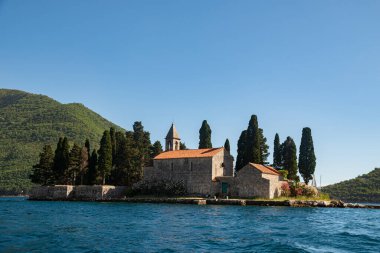 Boka-Kotor Körfezi, Perast şehri, Karadağ. Adriyatik. Dağlar ve denizle çevrili güzel eski bir kasaba. Yaz Avrupa tatil köyü. St. Jura Katolik Manastırı