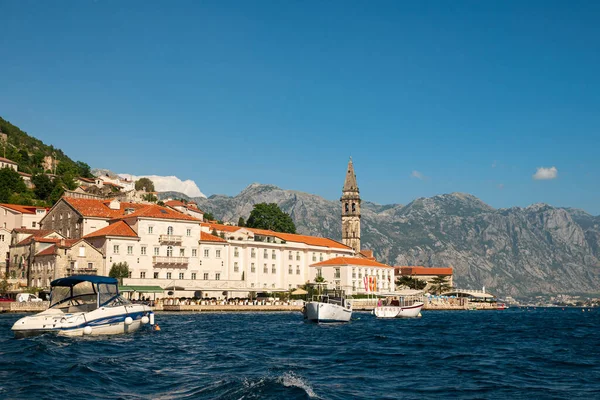 Boka-Kotor Körfezi, Perast şehri, Karadağ. Adriyatik. Dağlar ve denizle çevrili güzel eski bir kasaba. Yaz Avrupa tatil beldesi. 