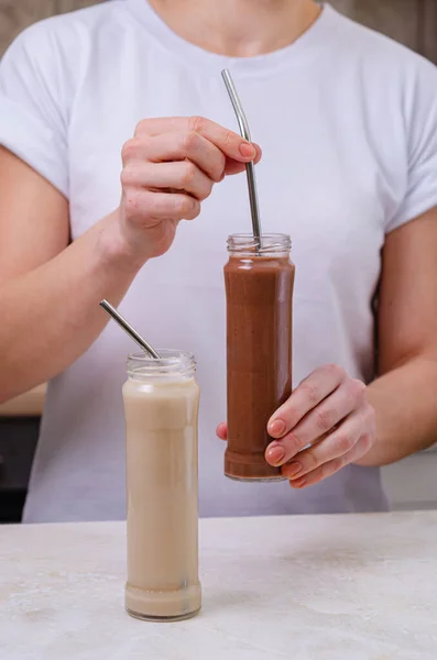 Žena Drží Rukou Dvě Skleněné Láhve Proteinovým Koktejlem Mléko Kakao — Stock fotografie