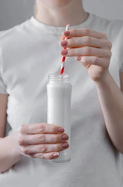 Kobieta Trzyma Szklaną Butelkę Koktajlem Białkowym Mleko Ciasteczku Wypij Drinka — Zdjęcie stockowe