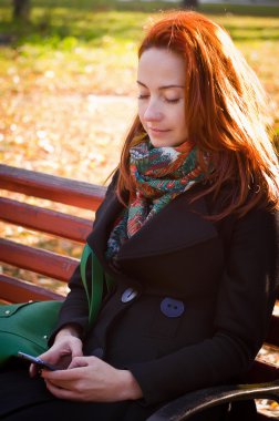 sonbahar bir parkta güzel bir kadın