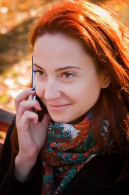 sonbahar bir parkta güzel bir kadın