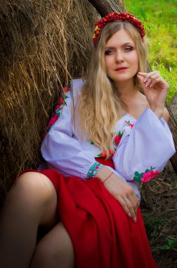 Ukraynalı güzel kadını samanlıkta