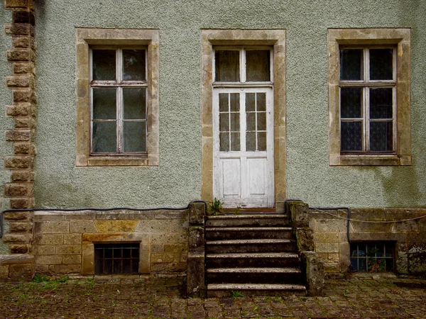 Die Tür auf der alten Veranda — Stockfoto