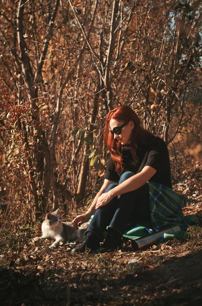 여자는 고양이 함께 공원에서 산책 나갔다 — 스톡 사진