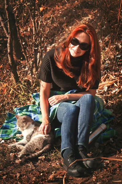 Женщина вышла на прогулку в парк с котом — стоковое фото