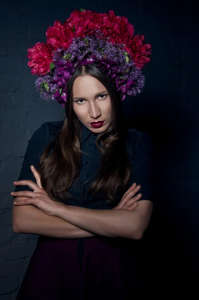 Hermosa femme fatale en un tocado de flor colorida fresca — Foto de Stock