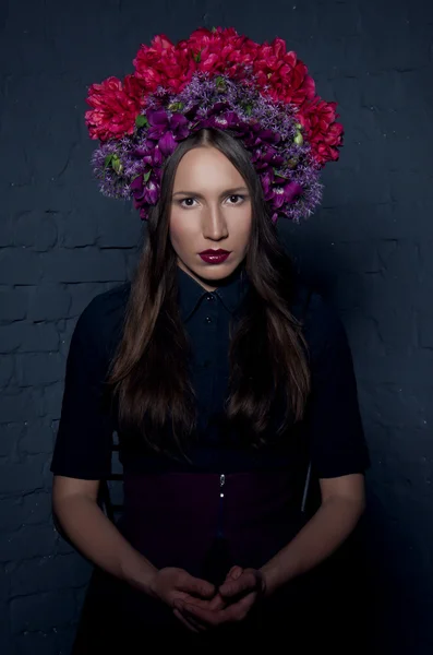 Hermosa femme fatale en un tocado de flor colorida fresca —  Fotos de Stock