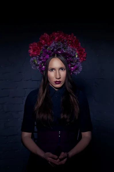 Belle femme fatale dans une coiffure de fleur colorée fraîche — Photo