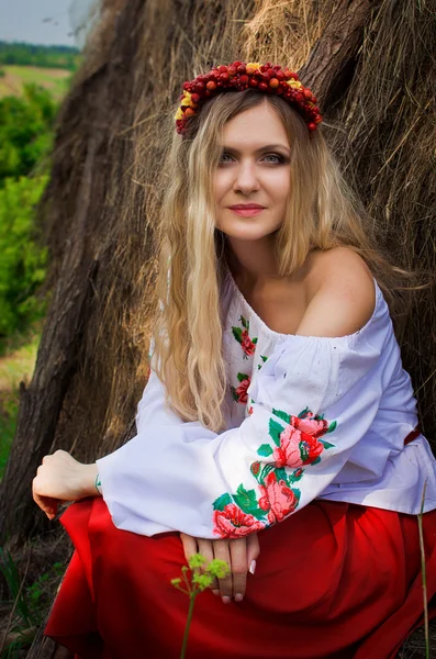 Украинская красивая женщина на сеновале — стоковое фото