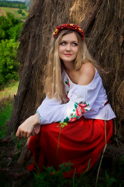 Ukrainian beautiful woman in the hayloft — Stock Photo, Image