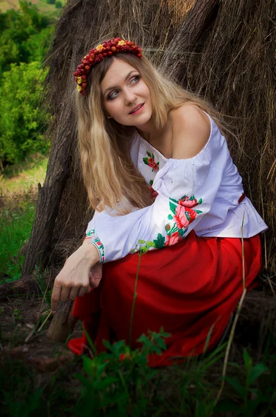 Oekraïense mooie vrouw in de hooizolder — Stockfoto