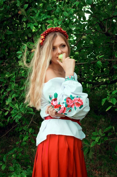 Beautiful woman in the Ukrainian national dress — Stock Photo, Image