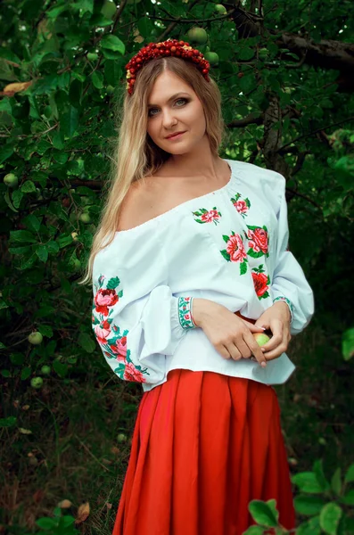 Beautiful woman in the Ukrainian national dress — Stock Photo, Image