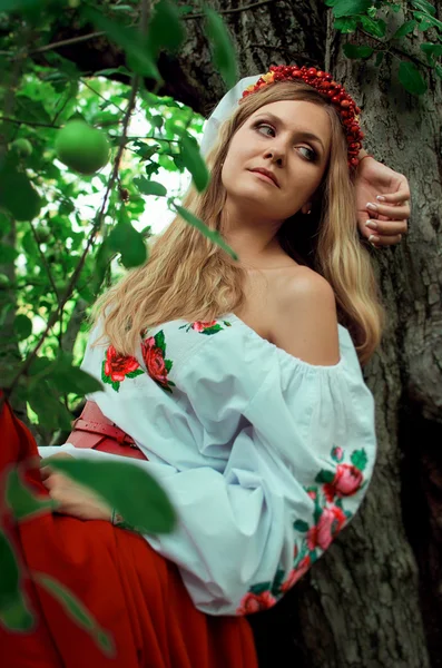 Beautiful woman in the Ukrainian national dress — Stock Photo, Image