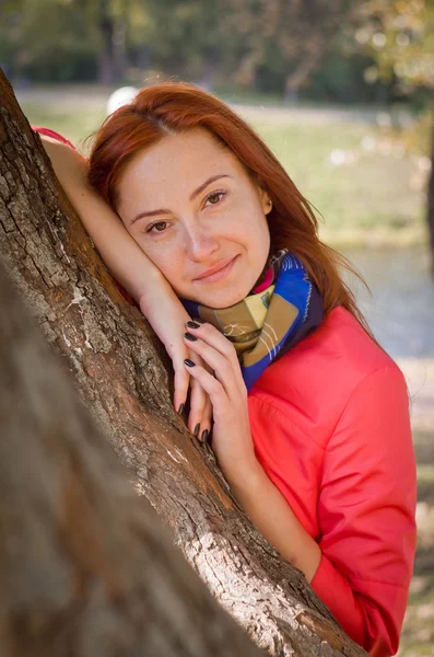 Nice woman in a park in autumn — Stock Photo, Image