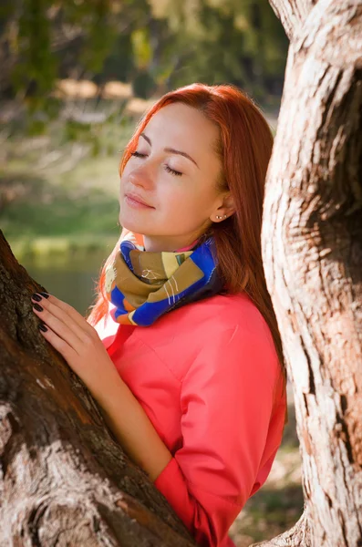 Nice woman in a park in autumn — Stock Photo, Image