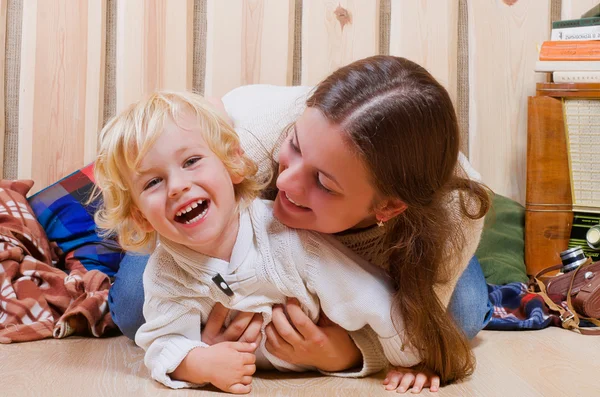 Anne ve oğlu bir ülke evde katta oynama — Stok fotoğraf
