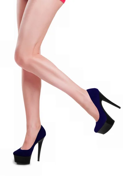 Perfeito pernas femininas vestindo saltos altos — Fotografia de Stock