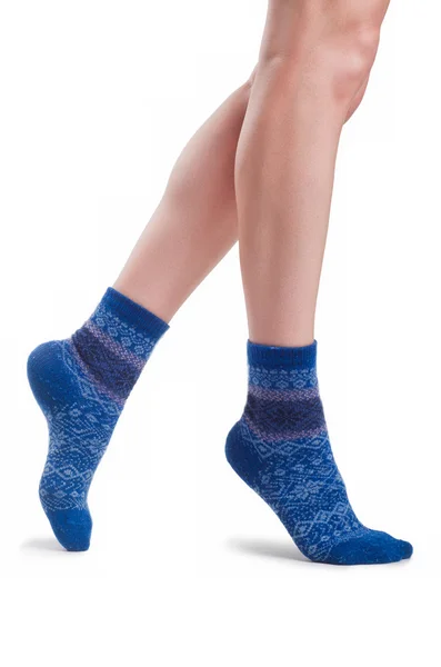 Perfekte weibliche Beine in blauen Stricksocken — Stockfoto