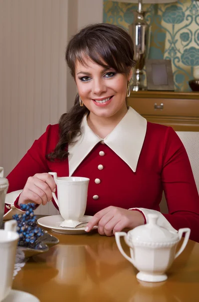 Vakre kvinner drikker te i spisestuen – stockfoto